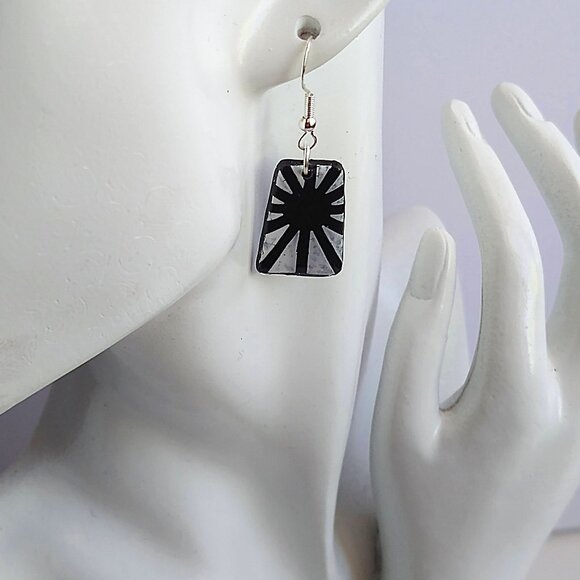 Handmade black and white polymer clay earrings. Boucles d'oreilles fait main - Picture 4 of 5